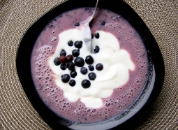Soy milk whipped with blueberries and topped with natural yogurt and whole blueberries… Mleko sojowe ubite z jagodami, z dodatkiem jogurtu naturalnego i całych jagód...