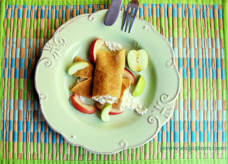 My breakfast. Delicate and fluffy oatmeal-apricot crepes filled with sweet, vanilla spiced queso fresco... Mega yum!Moje śniadanie